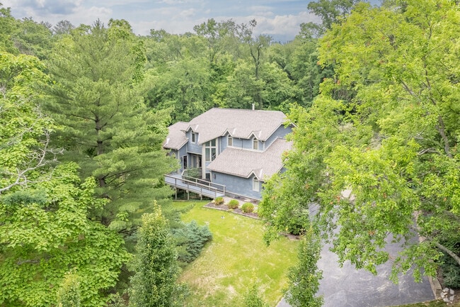 This transitional home in Indian Hill blends traditional and modern styles.