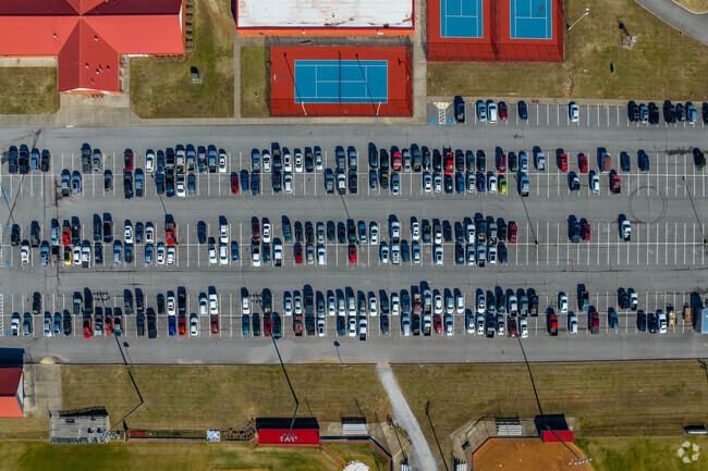 Creek Wood High School has ample parking for teachers and students in Charlotte.