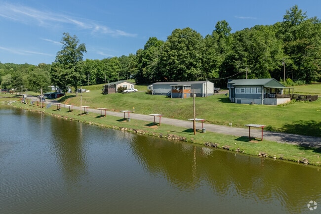 Many single-story homes sit by small lakes and ponds in Pumpkintown.