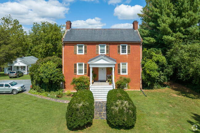 Many homes in Buckingham Courthouse were built in the early 20th century.