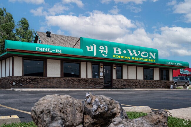 Indulge in the rich flavors presented by chefs in Oakcliff-Parkview.