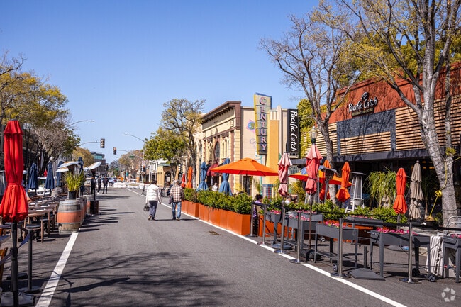 Restaurants in Downtown San Mateo often have al fresco seating.