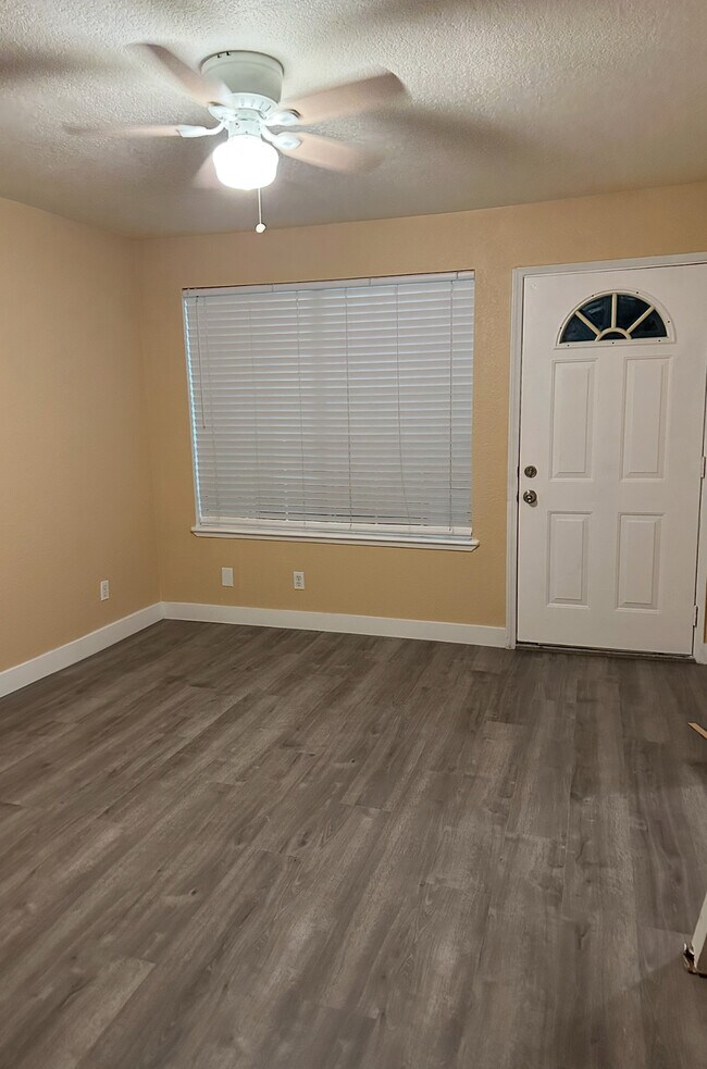 413 K St Unit 413 K. Street Apt. #2, Los Banos, CA 93635