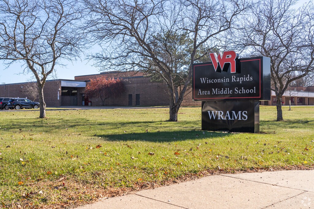 Wisconsin Rapids Area Middle School has 912 students in grades 6-8.