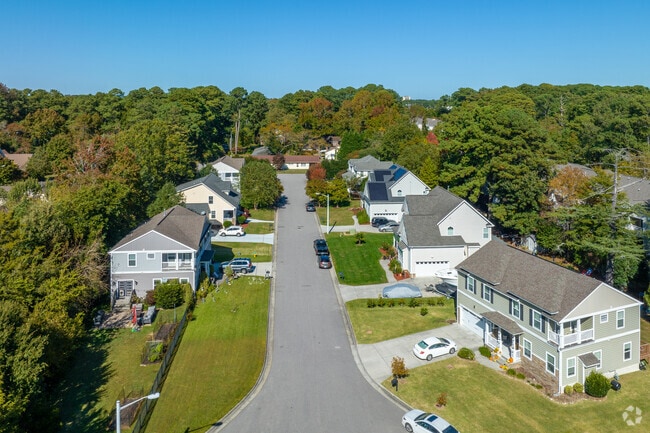 Cul-de-sac streets are found throughout River Forest Shores and Wayside Manor.