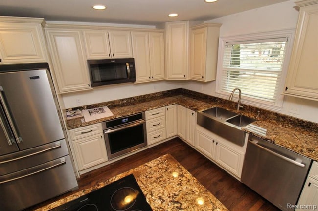 37752 Huron Pointe Dr, Harrison Township, MI 48045 - photo 3