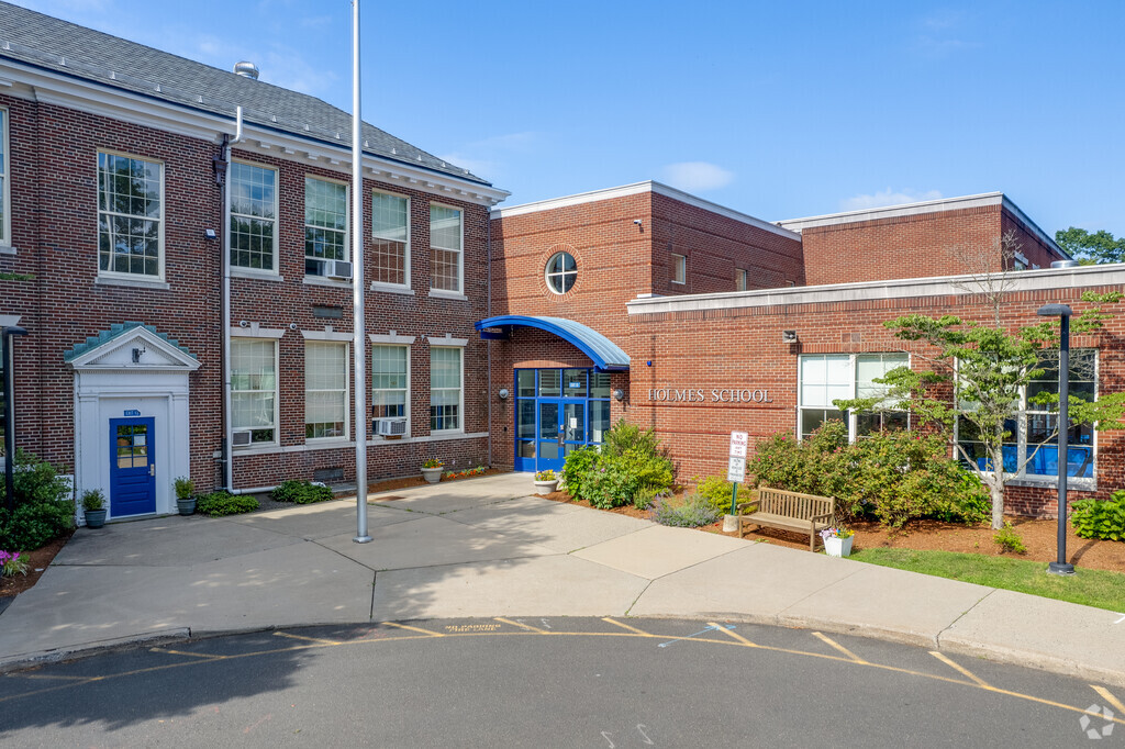 Holmes Elementary School in Darien has easy access for students to get picked up from school.