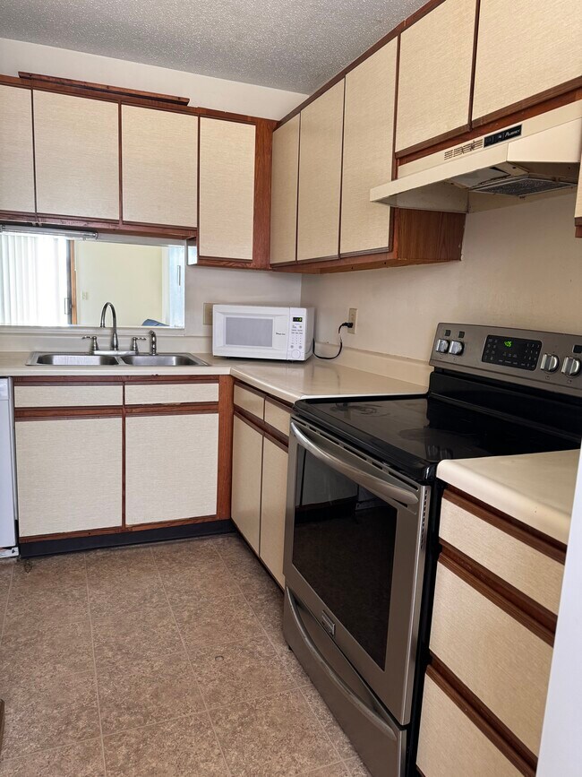 700 N Adelaide St unit 34, Normal, IL 61761 - photo 3