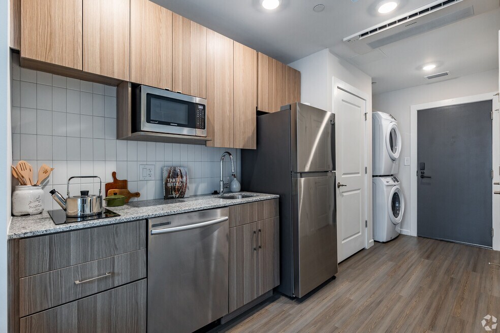 Julian, Orlando, FL 32801 - photo 1