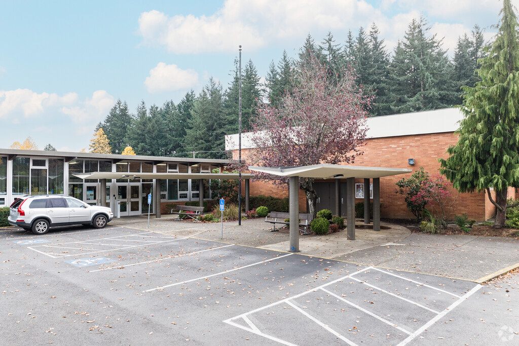 Russell Elementary is a public school in Russell neighborhood.