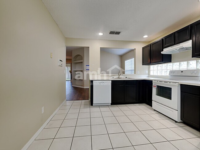 8220 Abbeyfield Dr, Jacksonville, FL 32277 - photo 5