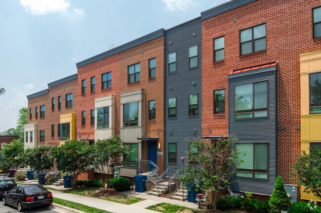 New-build townhomes behind Mixt Food Hall on Quincy St in Brentwood.