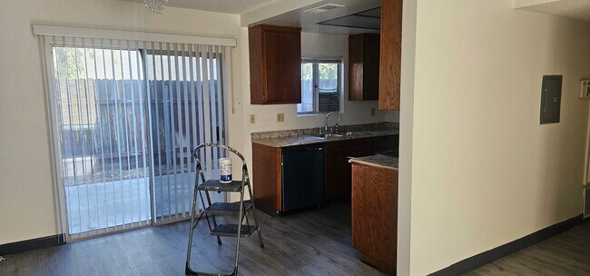 204 Grayson Way unit D, Upland, CA 91786 - photo 3