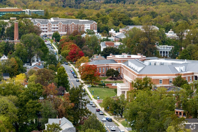 The University of Mary Washington campus sits in walking distance of Cowan Boulevard.