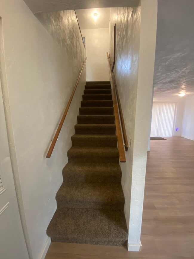 880 N Cloverleaf Loop, Springfield, OR 97477 - photo 3