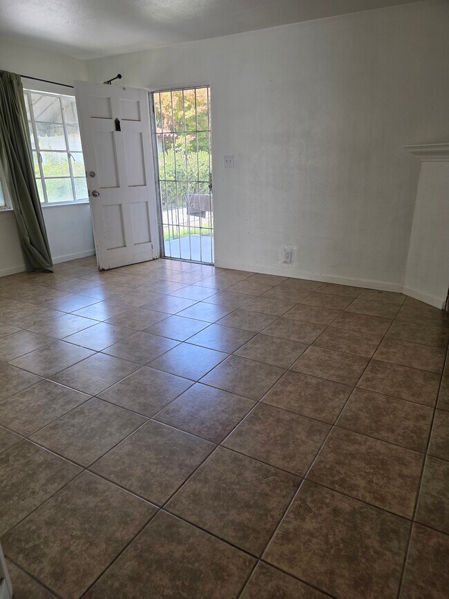 545 W Hedges Ave unit 545, Fresno, CA 93728 - photo 2