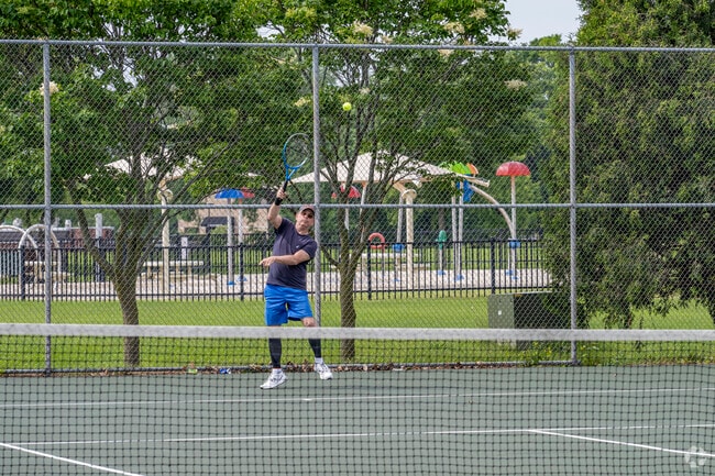 Reindahl Park in Greater Sandburg has tennis courts for open use.