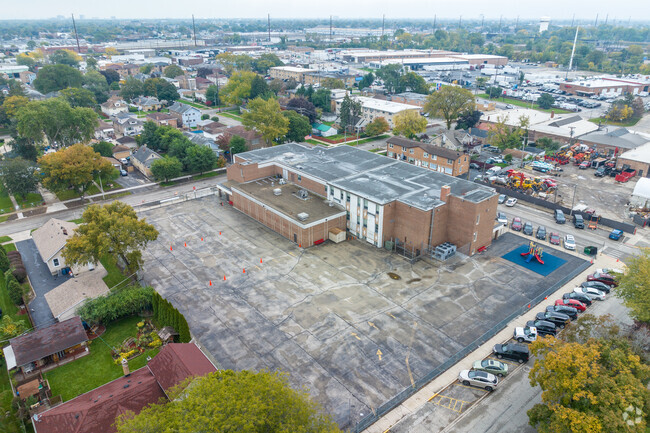 Grant Elementary School is located conveniently in a residential area.
