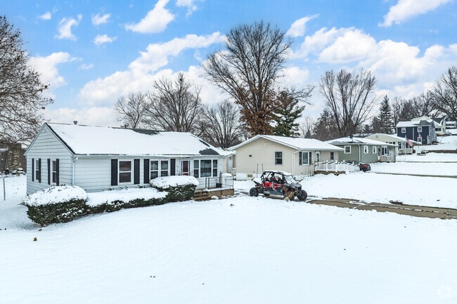 Modest cottages and ranch-style homes can be found throughout Anamosa.