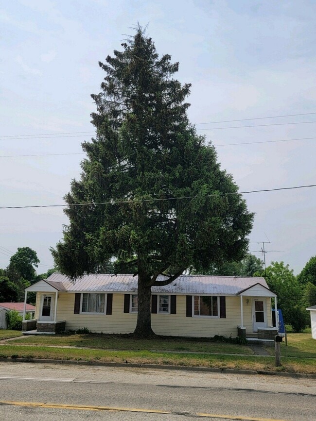 305 W Main St Unit B, Edmore, MI 48829