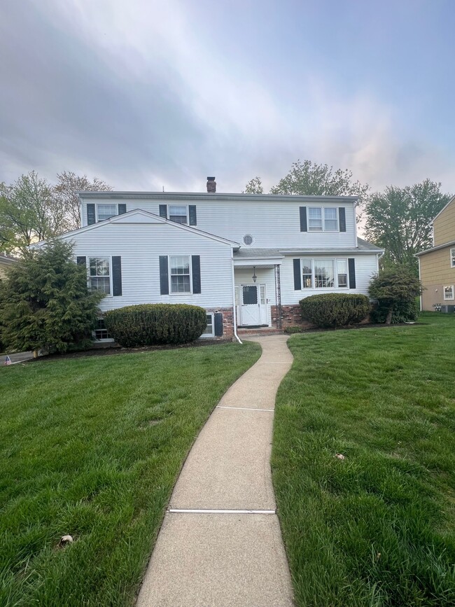 37 Rutherford Ct, Totowa, NJ 07512