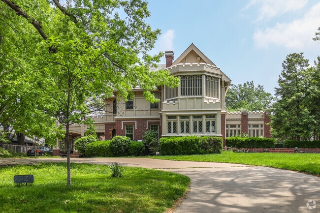Small cottages and bungalows as well as large estates can be found in Terrace Drive.