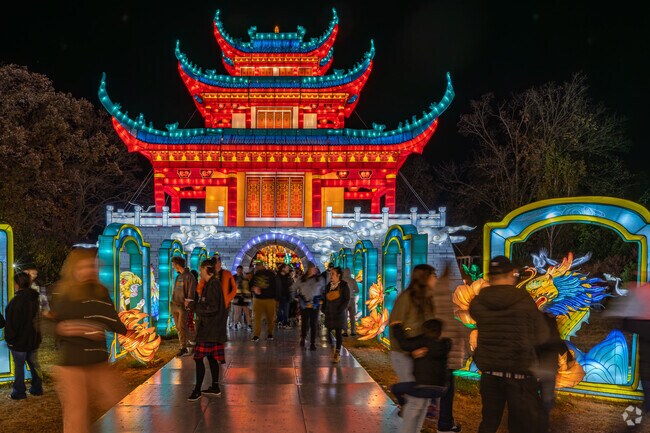 People from all around Milwaukee come to Hales Corners for China Lights.
