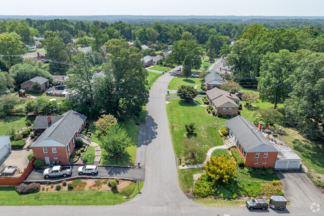 Rows of home with well manicured lawns in Pinedale Farms.