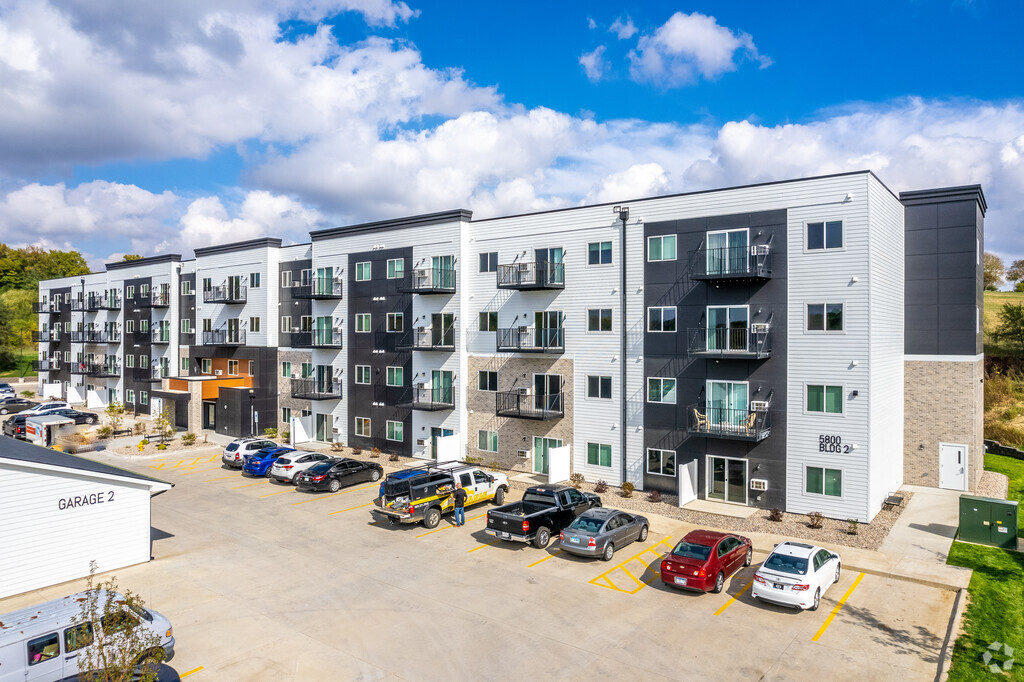 District 42 Apartments & Townhomes 5800 Sunnybrook Plaza, Sioux City