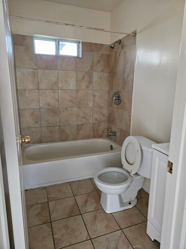 1408 N Willowbrook Ave, Compton, CA 90222 - photo 4