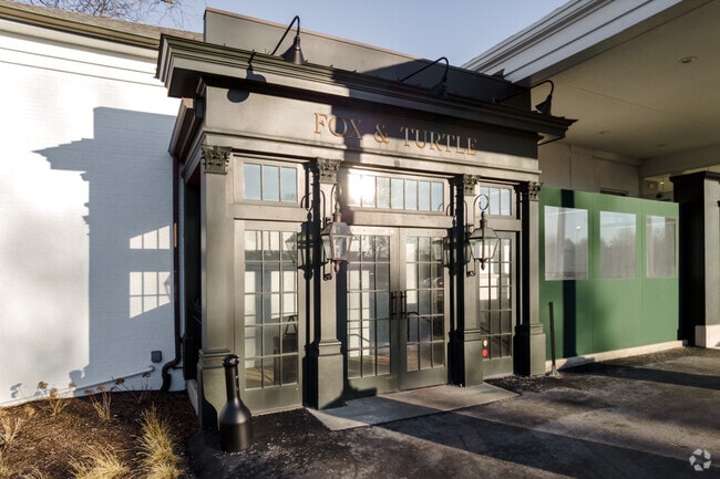 Fox and Turtle is a quaint and rustic pub in North Itasca.