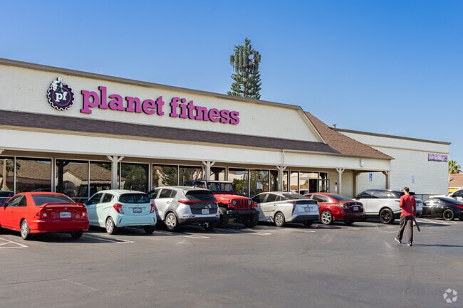 Shannon Ranch residents can travel to the nearby neighborhood to workout at Planet Fitness.