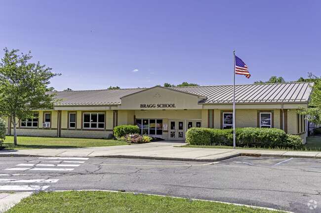 Bragg School has 318 students in grades 3-5 with a student-teacher ratio of 8 to 1.