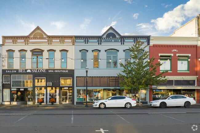 Kings Valley Hwy is lined with shops and eateries in the Downtown Dallas neighborhood.