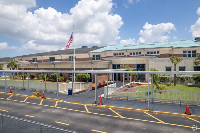 Caloosa Elementary School in Cape Coral is a B rated 8 out of 10 ranking school by Niche.