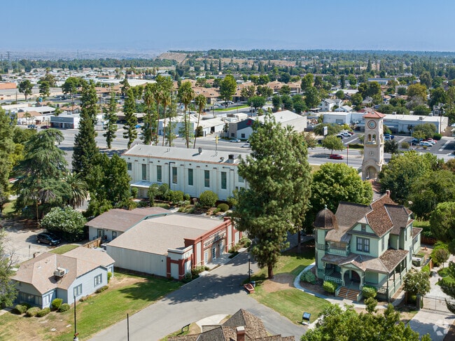 The homes of Homaker Park are close to attractions like the Kern County Museum.