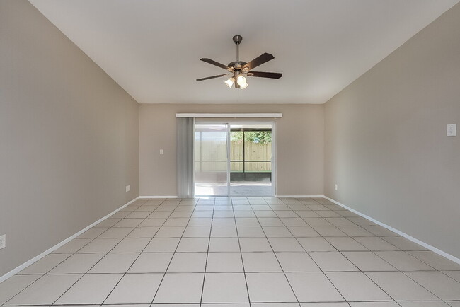 908 Pine Ridge Cir E, Brandon, FL 33511 - photo 4
