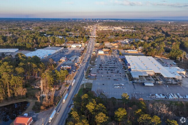 Oak Grove is only a short drive into downtown Columbia via Highway 1.