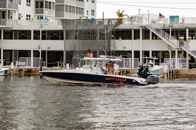 Navigating the Cresthaven neighborhood of Pompano Beach, FL is a breeze by boat.