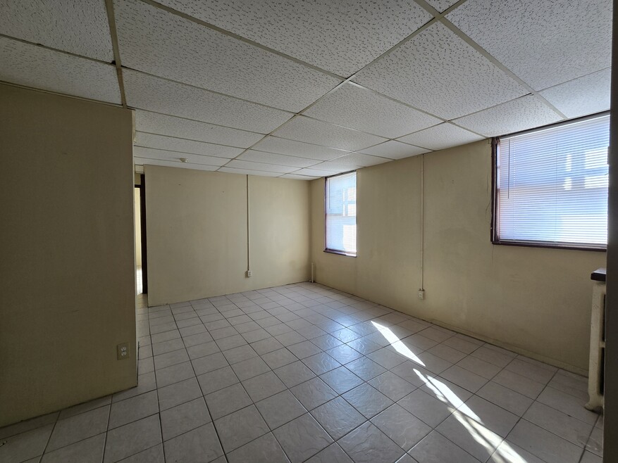 191 N Prairie St unit 19, Galesburg, IL 61401 - photo 1