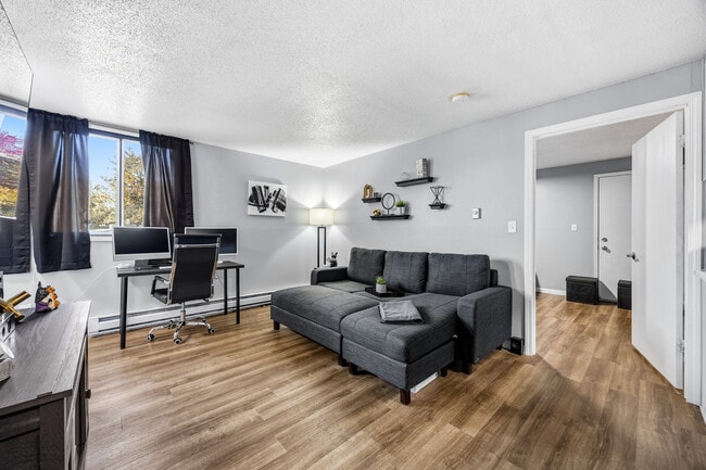 810 Benton Dr, Iowa City, IA 52246 - photo 2