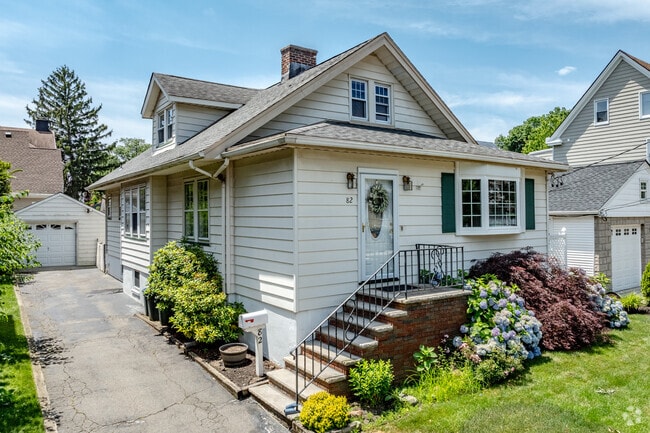 Minimalist ranch-style homes are popular in Arlington, NJ.