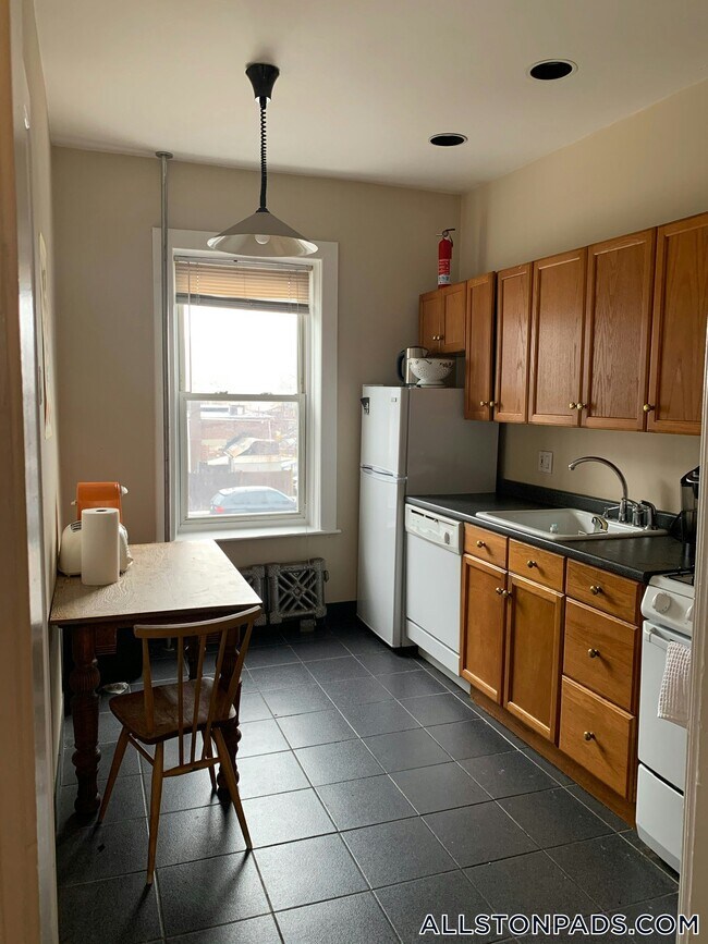 33 Highgate St unit 4, Allston, MA 02134 - photo 2