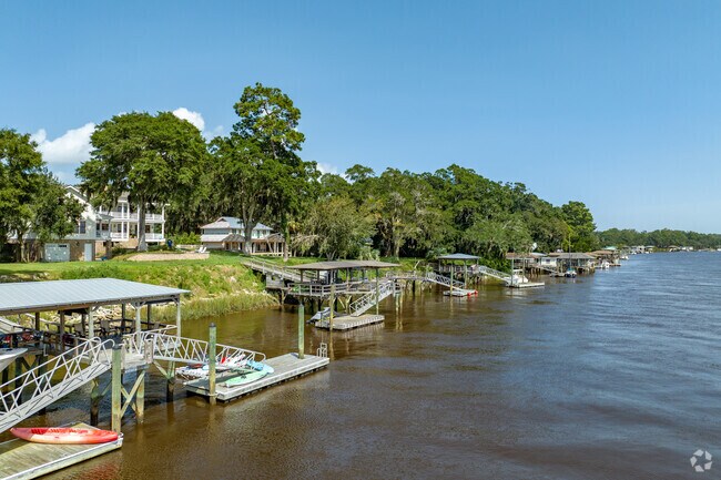 Houses that reside on Forest River feature their own private docks.