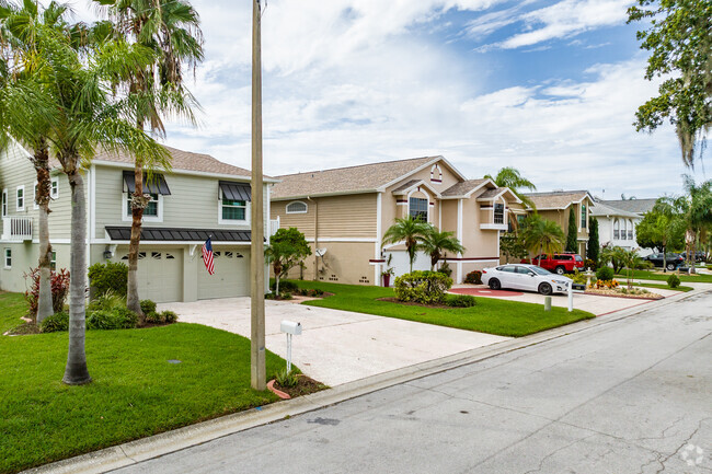 New Port Richey West has homes in a variety of styles.