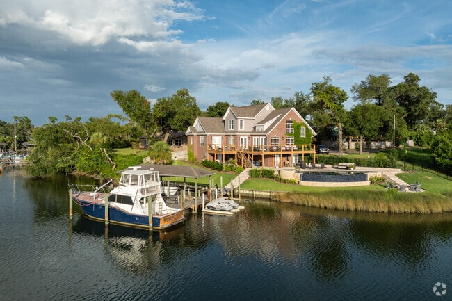 Newer and more modern waterfront homes are available in Panama City.