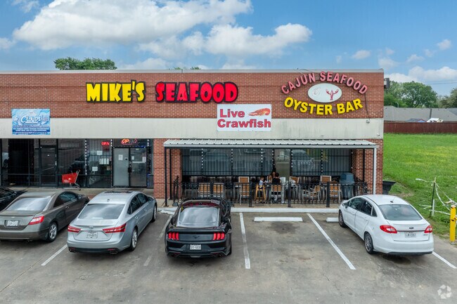 Dig into fresh, flavorful seafood at Mike's Seafood in Four Corners.