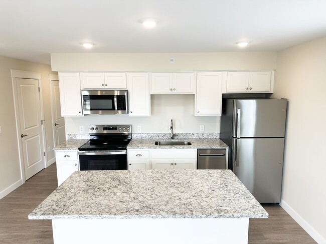 2 Bedroom w/ Balcony - 875sf