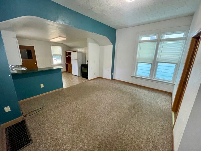 720 W Lincoln Ave, Oshkosh, WI 54901 - photo 4