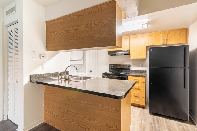 Brookside Manor Apartments, Brandon, FL 33511 - photo 4